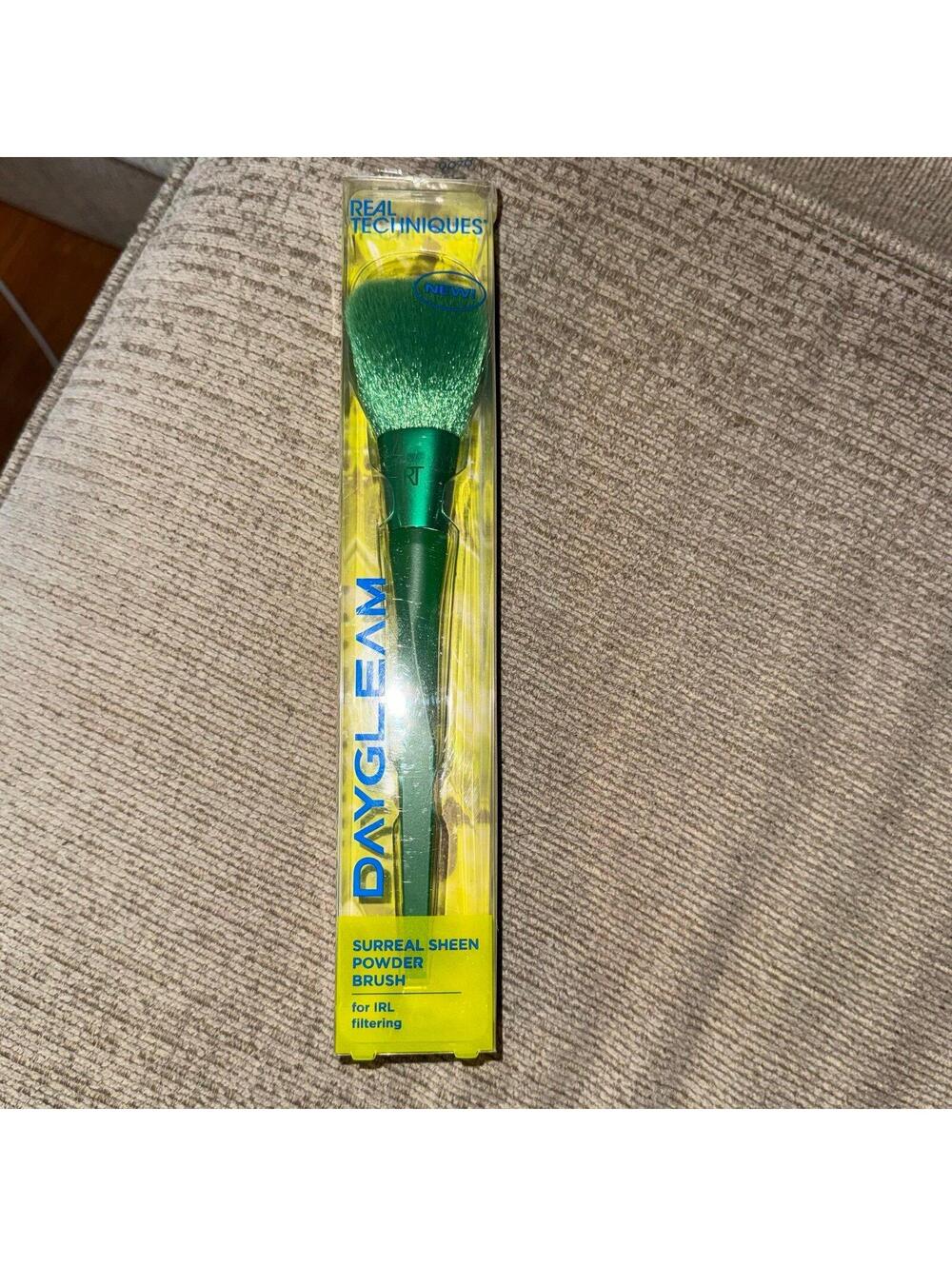 Real Techniques DayGleam Surreal Sheen Powder Brush